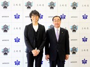左から高橋優、長谷部誠市長。