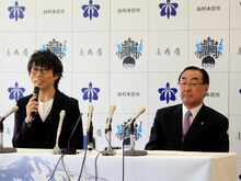 左から高橋優、長谷部誠市長。