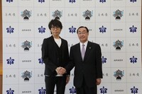 左から高橋優、長谷部誠市長。