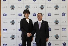 左から高橋優、長谷部誠市長。