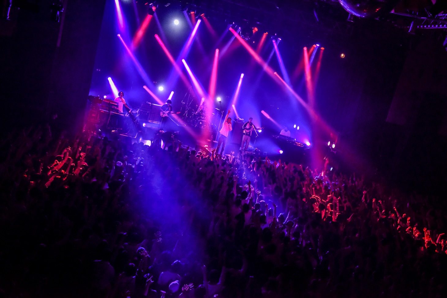 Suchmos「TOUR THE KIDS “EXTRA SHOW”」新木場STUDIO COAST4月27日公演の様子。（Photo by Shun Komiyama）