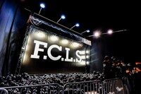 ライブ終演後に場外に掲げられた「F.C.L.S.」のフラッグ。（Photo by Shun Komiyama）