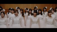 AKB48「願いごとの持ち腐れ」のミュージックビデオのワンシーン。