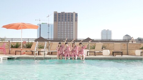 CHAI「sayonara complex」ミュージックビデオのワンシーン。