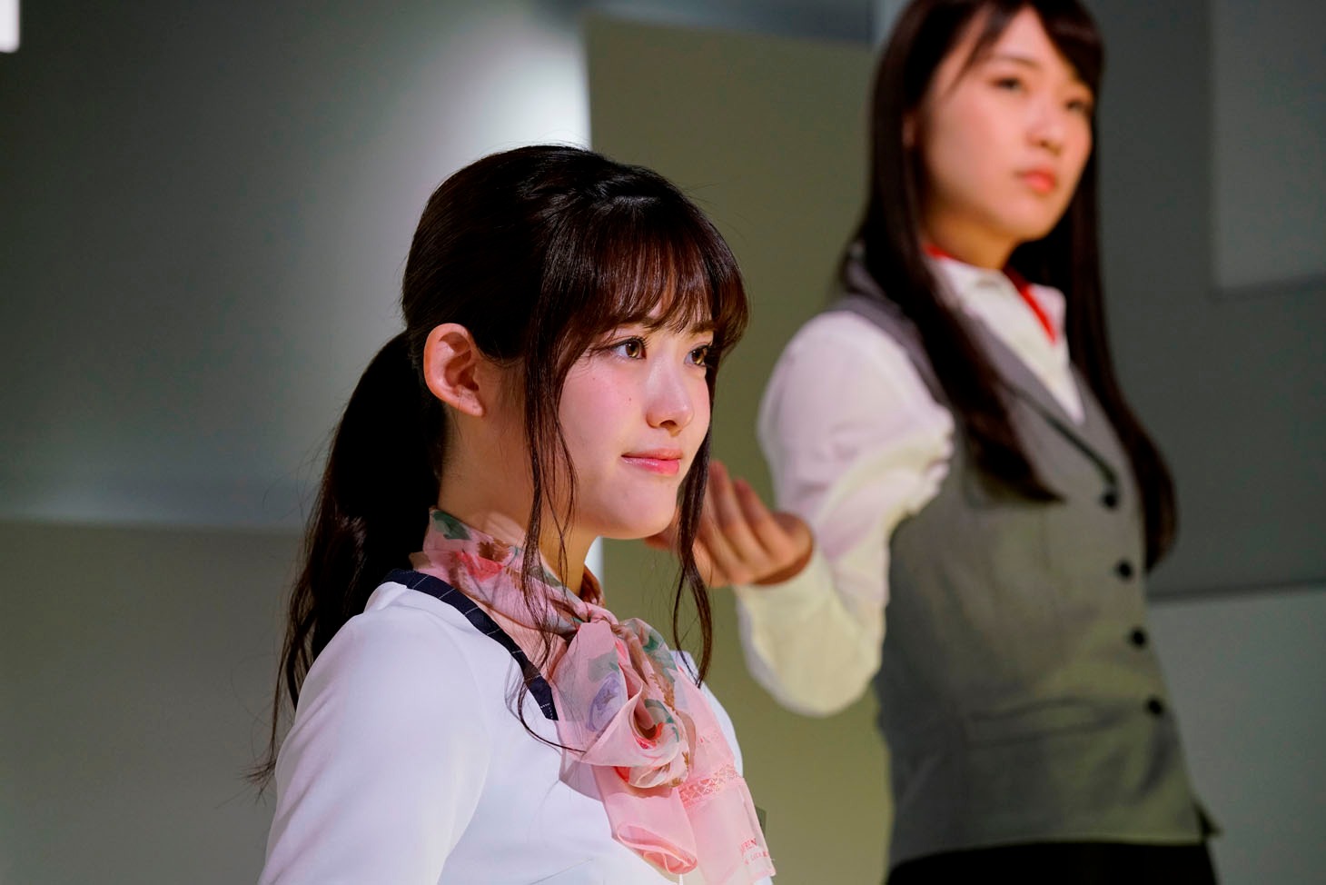 CM「かわいい制服篇」の撮影の様子。
