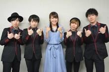 Official髭男dismと堤友香アナウンサー（中央）。（写真提供：TOKYO FM）