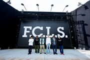 「F.C.L.S.」のレーベルロゴを背負ったSuchmos。（Photo by Shun Komiyama）
