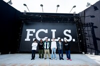 「F.C.L.S.」のレーベルロゴを背負ったSuchmos。（Photo by Shun Komiyama）