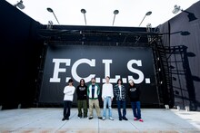 「F.C.L.S.」のレーベルロゴを背負ったSuchmos。（Photo by Shun Komiyama）