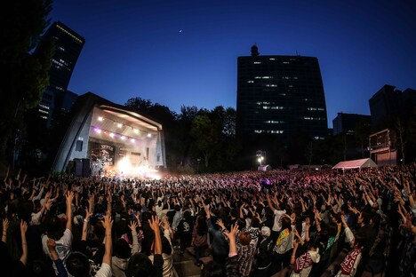 SUPER BEAVER「シングル発売記念“岡東阪”ラクダSP」東京・日比谷野外大音楽堂公演の様子。（Photo by Suzuki Kouhei）