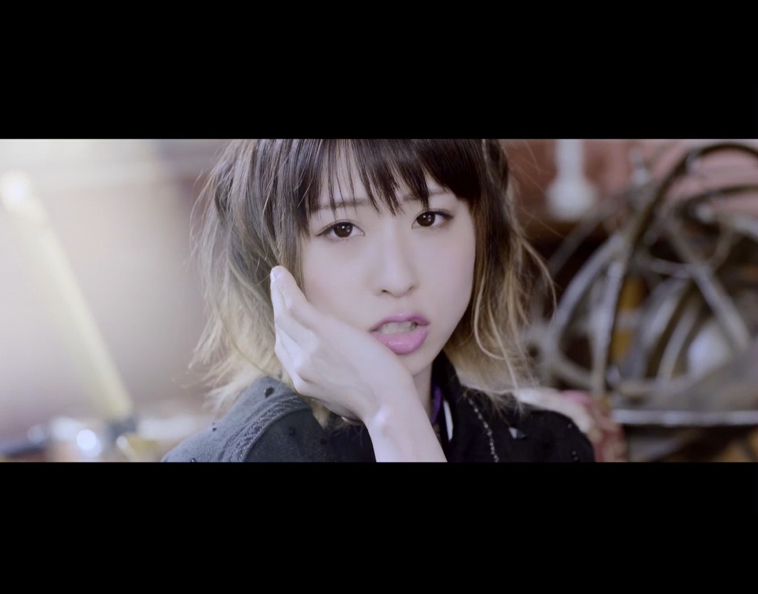 綾野ましろ「NEWLOOK」のミュージックビデオのワンシーン。