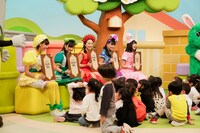 「ぐーちょきぱーてぃー」で子供たちに昔話を読み聞かせるももくろちゃんZ。