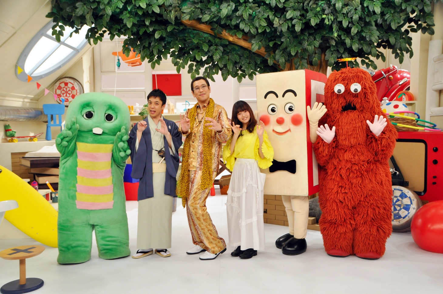 左からガチャピン、春風亭昇々、ピコ太郎、藤原さくら、Pちゃん、ムック。(c)BSフジ