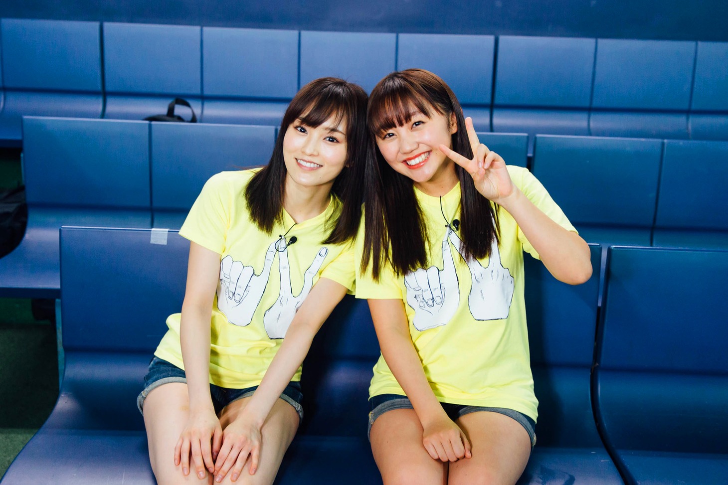 左から山本彩、薮下柊。