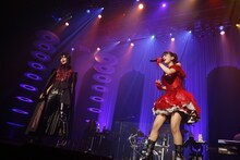 AKIRAとコラボパフォーマンスを繰り広げる春奈るな。（写真提供：ソニーミュージックレーベルズ）