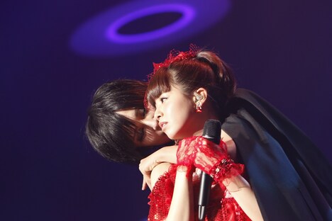 AKIRAとコラボパフォーマンスを繰り広げる春奈るな。(写真提供:ソニーミュージックレーベルズ)