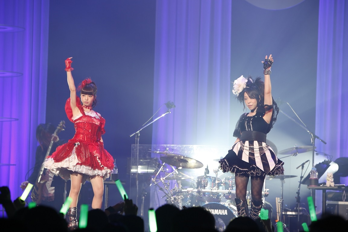 KOTOKOとコラボパフォーマンスを繰り広げる春奈るな。（写真提供：ソニーミュージックレーベルズ）
