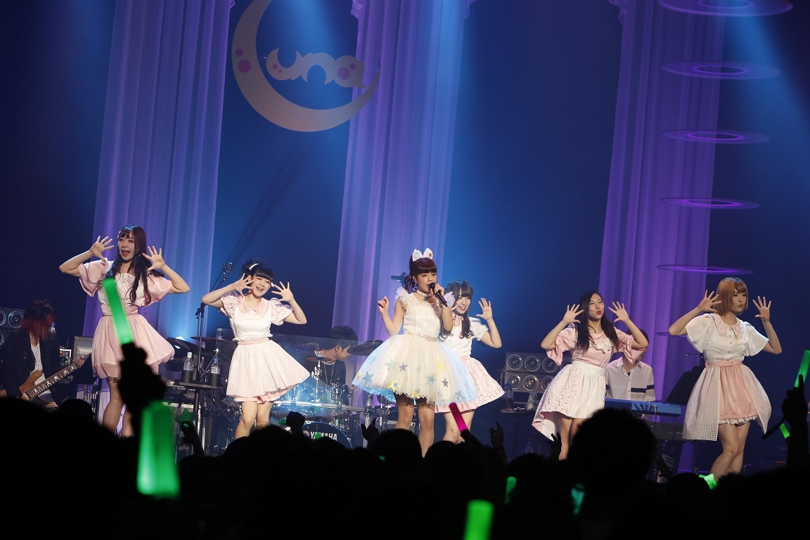 妄想キャリブレーションとコラボパフォーマンスを繰り広げる春奈るな。（写真提供：ソニーミュージックレーベルズ）