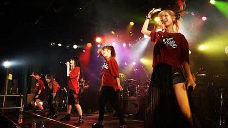 Q'ulle「Q'ulle Live tour 2017 『Re:birth』」大阪府・ESAKA MUSE公演の様子。（写真提供：エイベックス・グループ）