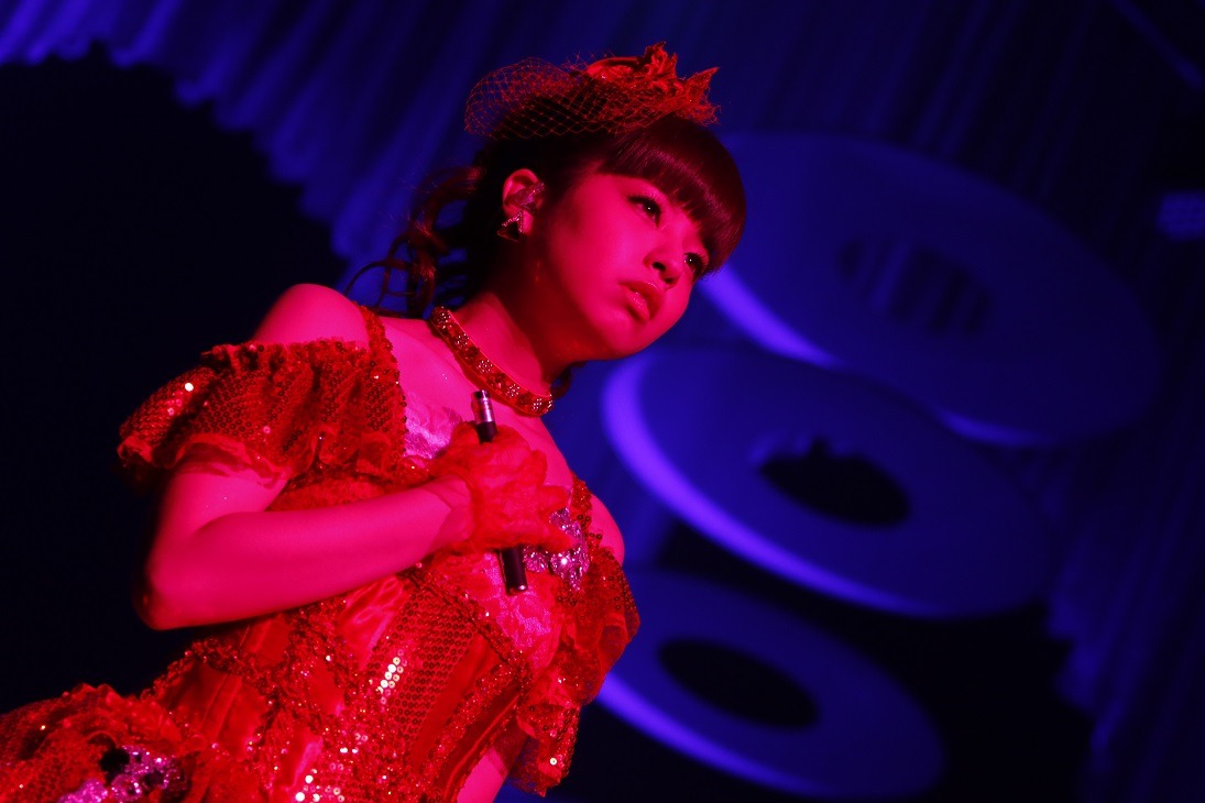 春奈るな「春奈るな LIVE 2017 "5th Anniversary Fes."▽with you▽」東京・Zepp DiverCity TOKYO公演の様子。（写真提供：ソニーミュージックレーベルズ）