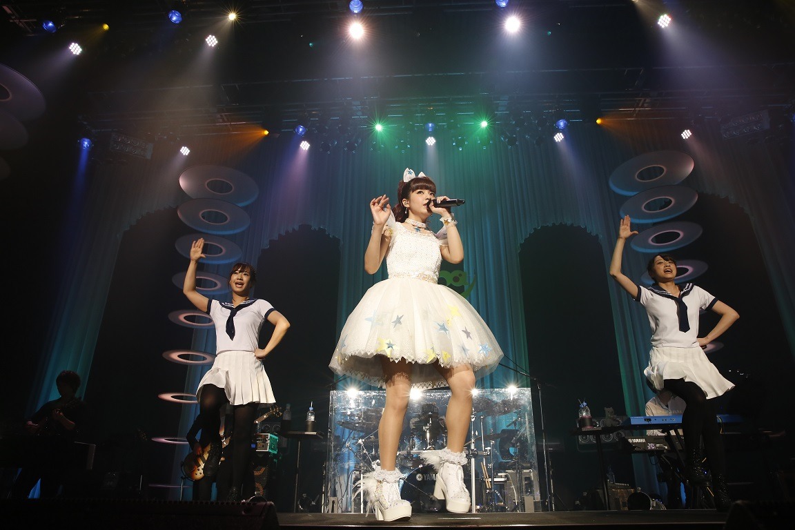 春奈るな「春奈るな LIVE 2017 "5th Anniversary Fes."▽with you▽」東京・Zepp DiverCity TOKYO公演の様子。（写真提供：ソニーミュージックレーベルズ）
