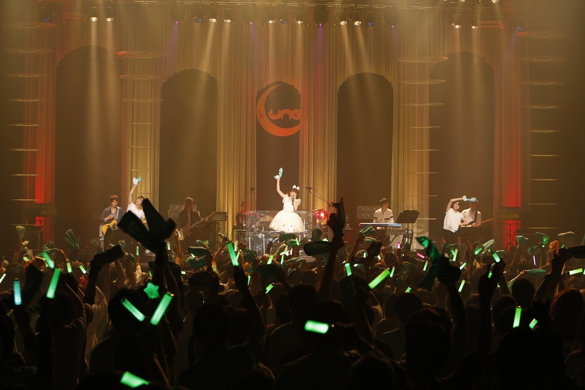 春奈るな「春奈るな LIVE 2017 "5th Anniversary Fes."▽with you▽」東京・Zepp DiverCity TOKYO公演の様子。（写真提供：ソニーミュージックレーベルズ）