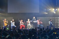 Charisma.comとTEMPURA KIDZ。（写真提供：WARNER MUSIC JAPAN）