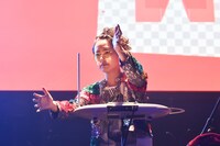 テルミンを操るいつか。（写真提供：WARNER MUSIC JAPAN）