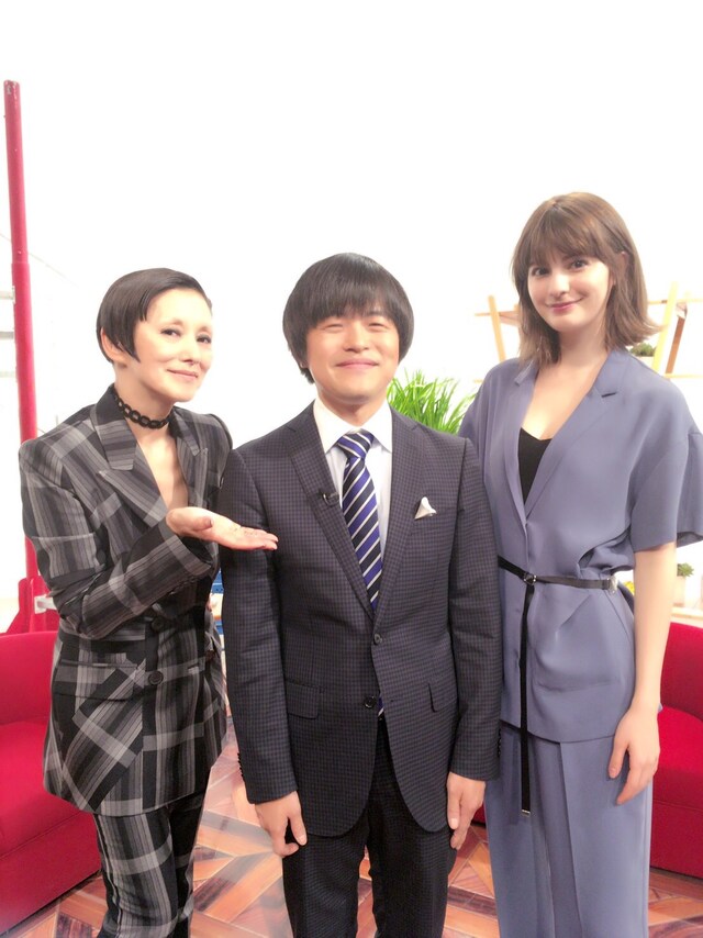 左から夏木マリ、バカリズム、マギー。