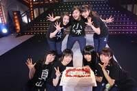 メジャーデビュー5周年をケーキでお祝いする私立恵比寿中学。