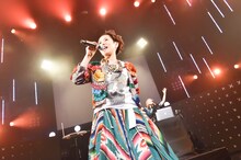 Charisma.com（写真提供：WARNER MUSIC JAPAN）