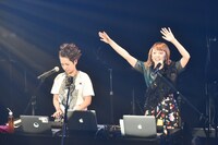MPCを使ったパフォーマンスを披露するCharisma.com。（写真提供：WARNER MUSIC JAPAN）