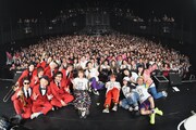 Charisma.com ワンマンツアー2017「not not me」赤坂BLITZ公演の集合写真。（写真提供：WARNER MUSIC JAPAN）