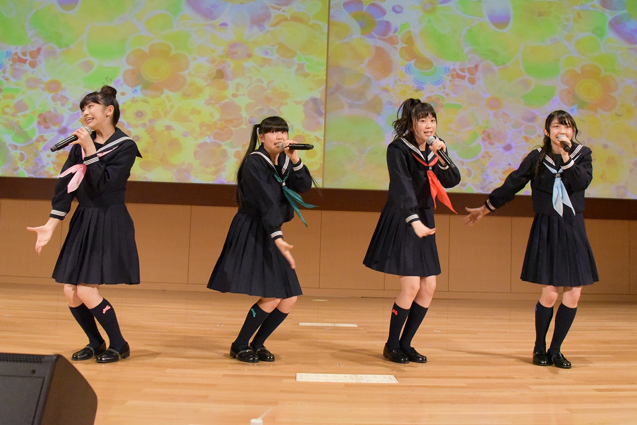 試験を終えた宣伝部員へのご褒美として「どどどどどりーまー」を披露するときめき▽宣伝部。