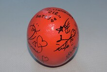 「第一回 全国統一とき宣▽センター試験」の成績2位獲得者に贈られたときめき▽宣伝部のサイン入り“ときめき▽だるま”。