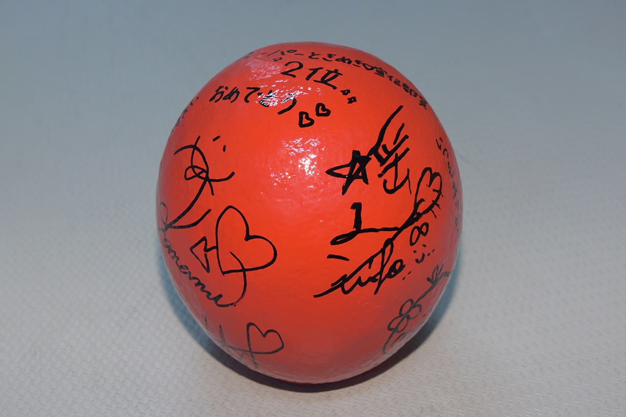 「第一回 全国統一とき宣▽センター試験」の成績2位獲得者に贈られたときめき▽宣伝部のサイン入り“ときめき▽だるま”。