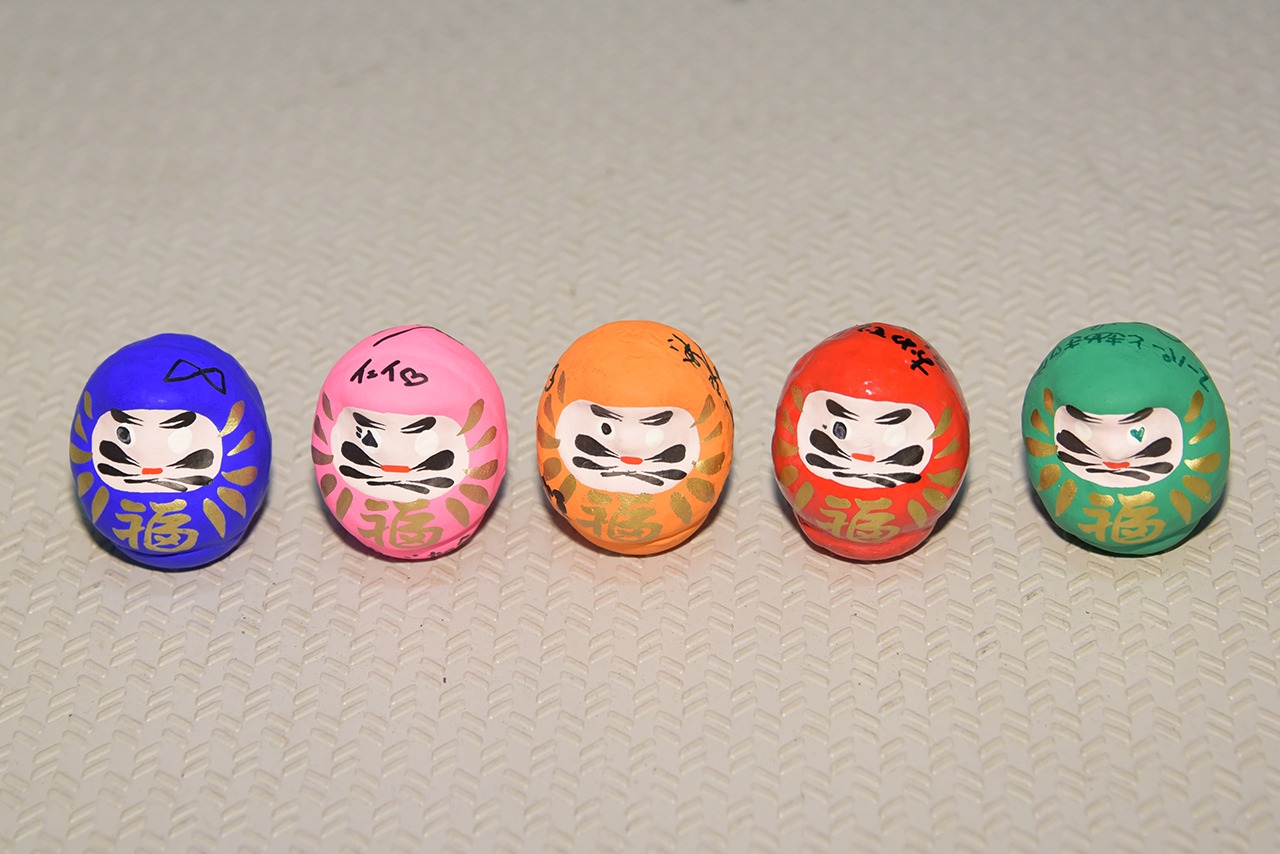 「第一回 全国統一とき宣▽センター試験」の成績6～10位獲得者に贈られた“ときめき▽姫だるま”。