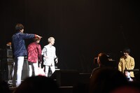 サプライズ発表に動揺するメンバー。