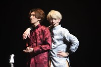 サプライズ発表に固まる（左から）矢部昌暉、小林龍二。