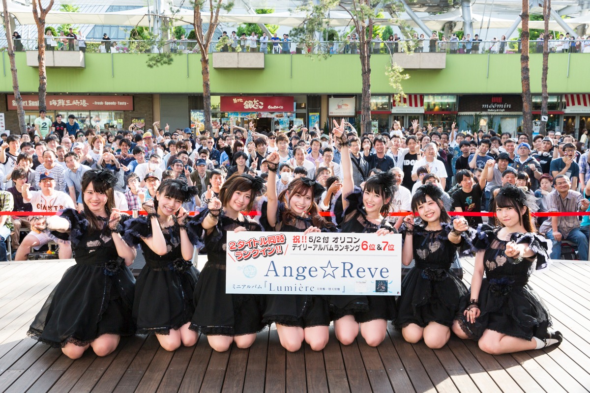 Ange☆Reve「Lumiere ～天使盤～」「Lumiere ～堕天使盤～」リリース記念イベント 東京・東京ドームシティラクーアガーデンステージ公演第2部のライブ後に行われた記念撮影。（写真提供：ポニーキャニオン）