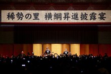 「稀勢の里 横綱昇進披露宴」で歌唱するゆず。（写真提供：トイズファクトリー）