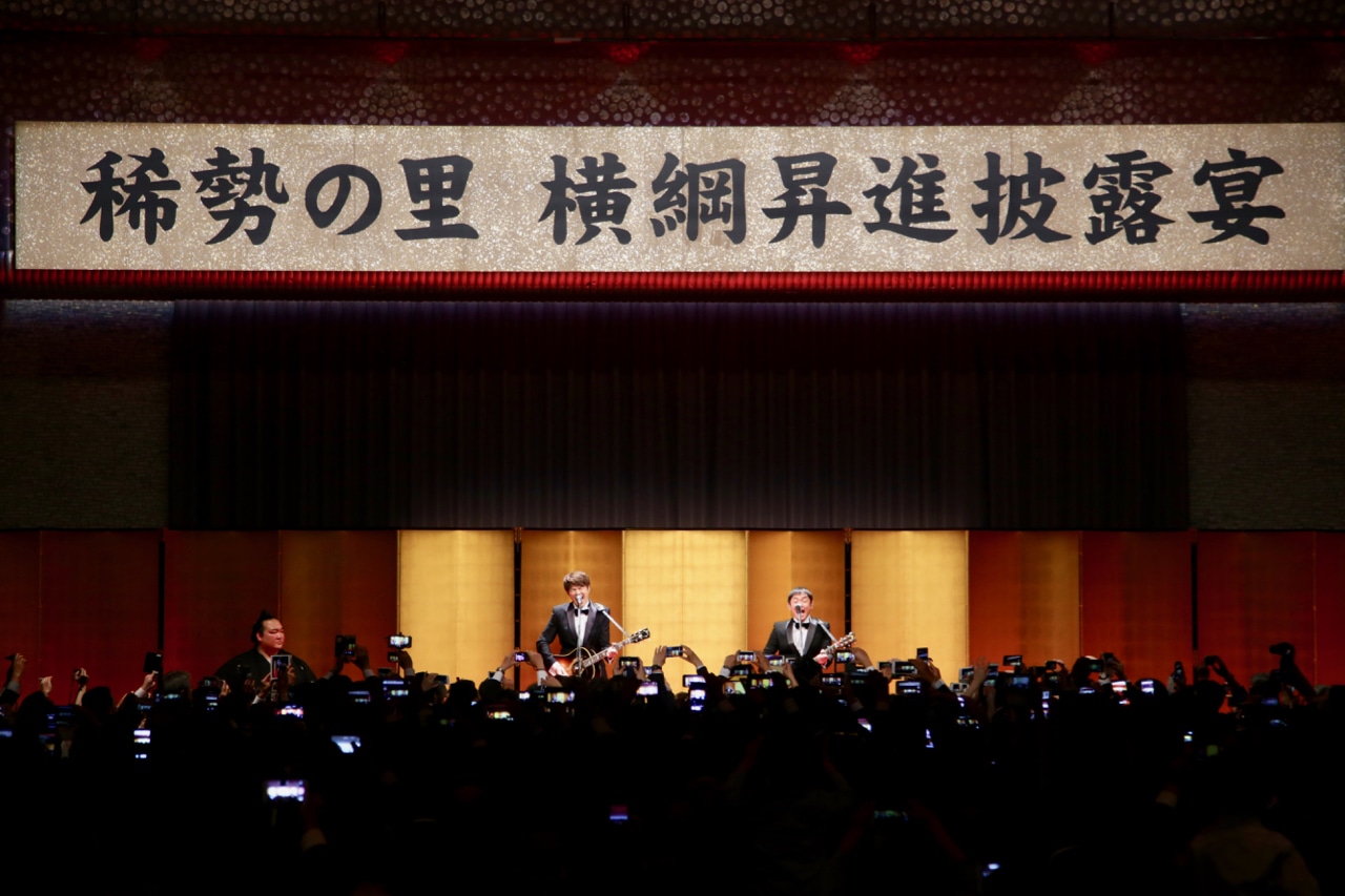 「稀勢の里 横綱昇進披露宴」で歌唱するゆず。（写真提供：トイズファクトリー）