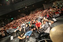 SECRET 7 LINE「TENDER HOMEWARD TOUR」東京・TSUTAYA O-WEST公演終演後の記念撮影。（Photo by watanabe'kool'syo）