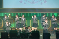 10人体制でパフォーマンスするさくら学院。