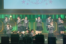 10人体制でパフォーマンスするさくら学院。