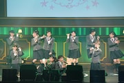 10人体制でパフォーマンスするさくら学院。