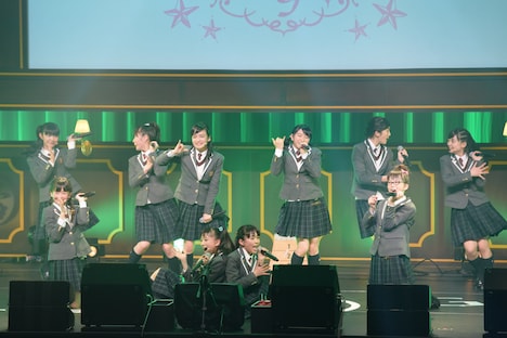 10人体制でパフォーマンスするさくら学院。