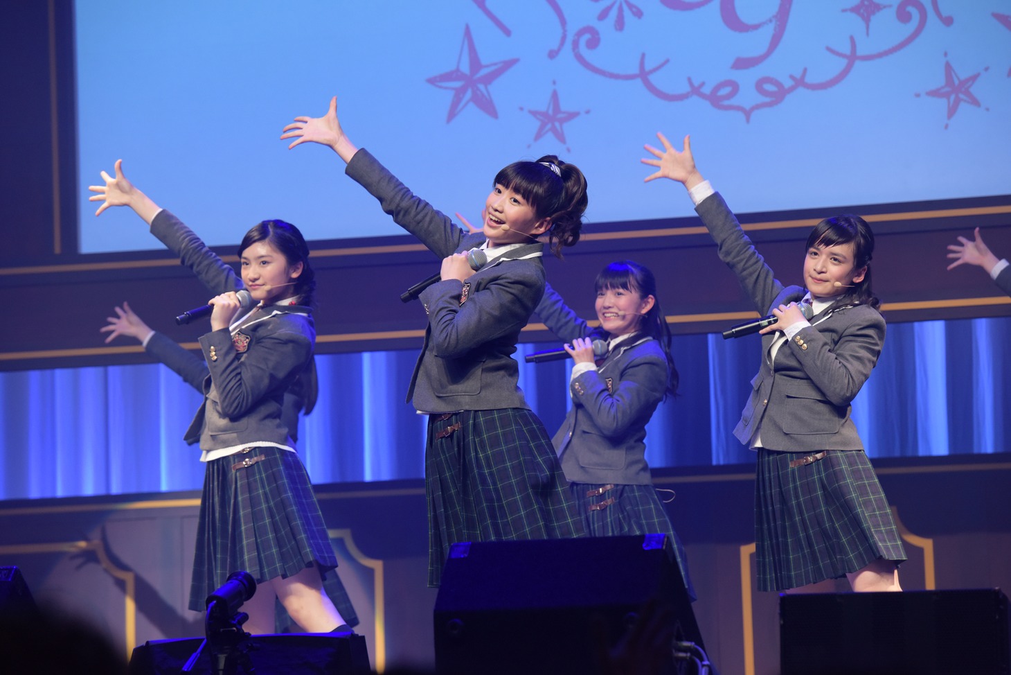 2017年度生徒会メンバー。左からトーク委員長の岡田愛、顔笑れ!!委員長の岡崎百々子、教育委員長の麻生真彩、生徒会長の山出愛子。