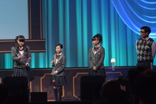 “真彩スペシャル”を披露する麻生真彩（左端）と、それを見守る八木美樹、田中美空、担任の森ハヤシ。