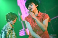 手前から北村匠海、矢部昌暉。